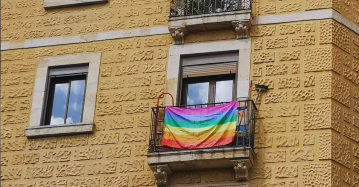 Cada vez hay más edificios que lucen la bandera del colectivo, pese a los indignantes ataques.