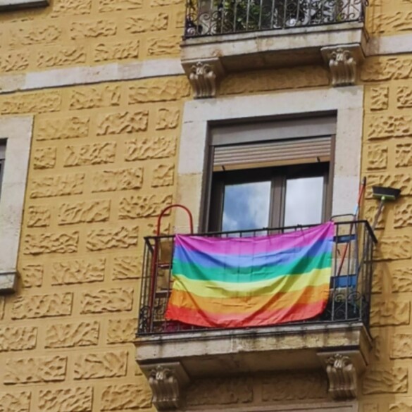 Una pareja gay amenazada en Cartagena por poner una bandera LGTBIQ+ en el balcón