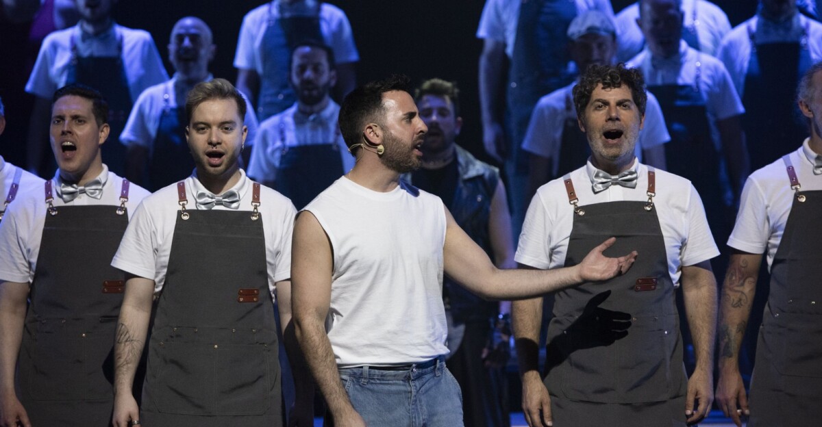 El coro es uno de los más populares del país, y presenta este nuevo musical muy queer.