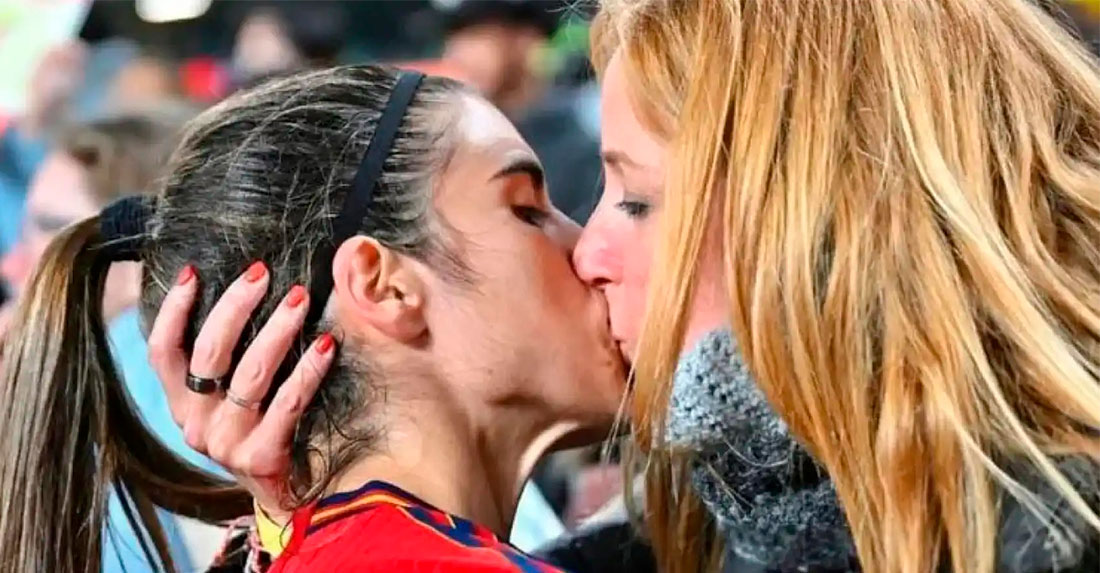 El beso viral de la futbolista española Alba Redondo con su pareja.