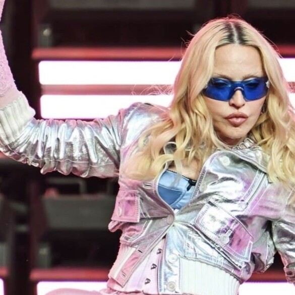 Madonna se sube a un balcón de Nueva York para dar un inesperado concierto gratuito