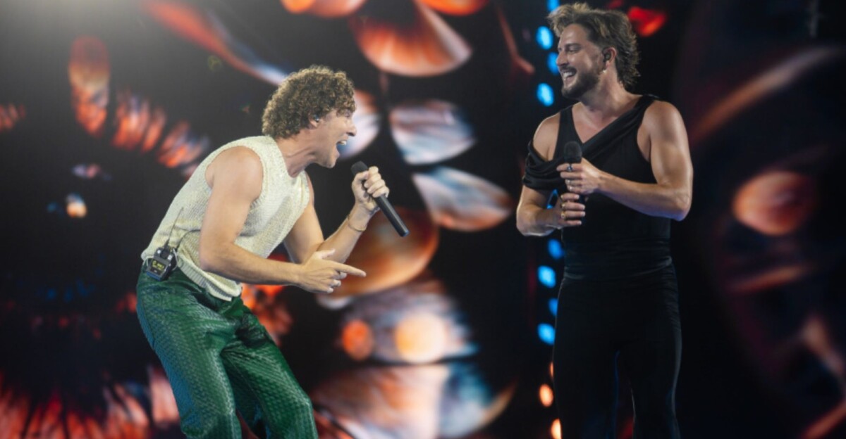 Ambos artistas vistieron camisetas con tirantes ajustadas, lo que los homófobos interpretaron como estereotipo gay,