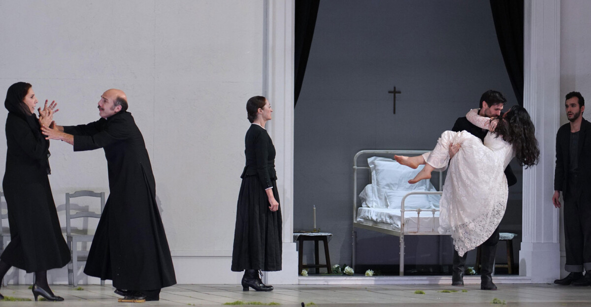 El 'regista' –habitual del Teatro Real, de las grandes óperas del mundo y un apasionado de la zarzuela– debuta con esta obra en 'la catedral' de nuestro género lírico: Foto: Elena del Real.