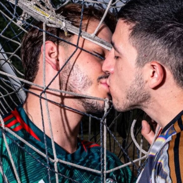 Una exposición en México, censurada por mostrar a dos hombres besándose