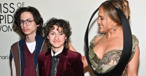 La estrella posa junto a sus hijos.