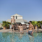 Manu Rico, Fran Herrezuelo y Manuel Betancurt (bailarines de Aitana, Lola Índigo y Chanel) en el <a href="https://www.hotelsone.com/madrid-hotels-es/ocean-drive-madrid.es.html?cur=EUR&uid=37f62bb7-f8c4-47fc-8023-9d12d4cd9c6a&cmpid=22767364247&agid=180844089054&gid=CjwKCAjwxb7RBhA5EiwAQ-AAdHY5oeXlfCkt40nl_pLrUIpQ19NTfyydWSla8Qn9kRC5yst6HOJGQBoC9g0QAvD_BwE&gwbrd=CkEKCQjwornRBhDqARIwABFP2n99YkQVqiLX_fldBsZxN0yTS-ASl4oq9qEO2HHPsp0rbFcn0wL_5mCg3BEIGgJfXw&ggbrd=0AAAAAD4o1Pckie0_OvsXaA_K-bQKLnZ9N&as=g&aid=762596968236&dsti=68688904&dstt=8&nid=1&gclid=CjwKCAjwxb7RBhA5EiwAQ-AAdHY5oeXlfCkt40nl_pLrUIpQ19NTfyydWSla8Qn9kRC5yst6HOJGQBoC9g0QAvD_BwE" target="_blank" rel="noopener">Hotel Ocean Drive Madrid.</a> Foto: Salva Musté. [Los tres llevan bañador de <a href="https://www.aussiebum.com/" target="_blank" rel="noopener">Aussiebum</a>]