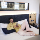 Manuel Betancurt en una de las habitaciones del <a href="https://www.hotelsone.com/madrid-hotels-es/ocean-drive-madrid.es.html?cur=EUR&uid=37f62bb7-f8c4-47fc-8023-9d12d4cd9c6a&cmpid=22767364247&agid=180844089054&gid=CjwKCAjwxb7RBhA5EiwAQ-AAdHY5oeXlfCkt40nl_pLrUIpQ19NTfyydWSla8Qn9kRC5yst6HOJGQBoC9g0QAvD_BwE&gwbrd=CkEKCQjwornRBhDqARIwABFP2n99YkQVqiLX_fldBsZxN0yTS-ASl4oq9qEO2HHPsp0rbFcn0wL_5mCg3BEIGgJfXw&ggbrd=0AAAAAD4o1Pckie0_OvsXaA_K-bQKLnZ9N&as=g&aid=762596968236&dsti=68688904&dstt=8&nid=1&gclid=CjwKCAjwxb7RBhA5EiwAQ-AAdHY5oeXlfCkt40nl_pLrUIpQ19NTfyydWSla8Qn9kRC5yst6HOJGQBoC9g0QAvD_BwE" target="_blank" rel="noopener">hotel Ocean Drive Madrid</a>. Foto: Salva Musté. [lleva camisa <a href="https://emestudios.com/es/es/?gad_source=1&gad_campaignid=23049971888&gbraid=0AAAAA-deYAZZ7dD3d6q9d80fqZ5CwdwHi&gclid=CjwKCAjwxb7RBhA5EiwAQ-AAdHFMruYqs03qBLUw7-VwbWyOlfVA4o0ykFPkZkKEDX6NA0afJNOR9BoCWIEQAvD_BwE" target="_blank" rel="noopener">Eme Studio</a> y pantalón <a href="https://es.sandro-paris.com/" target="_blank" rel="noopener">Sandro</a>]
