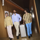 Manu Rico, Fran Herrezuelo y Manuel Betancurt [Manu lleva camisa y pantalones <a href="https://es.sandro-paris.com/" target="_blank" rel="noopener">Sandro</a>, calzados, <a href="https://calzadospitillos.com/collections/mujer-1?gad_source=1&gad_campaignid=21422767198&gbraid=0AAAAADxTZGmq47F0M8AtwAOVI68yElsoM&gclid=CjwKCAjwxb7RBhA5EiwAQ-AAdJ3gvJ4Vj_kJ-qb0EOxcchtXRf05mmpWAMir0SWdTd91wAG_mswBzRoC2DsQAvD_BwE" target="_blank" rel="noopener">Pitillo</a>; Manuel lleva camisa <a href="https://emestudios.com/es/es/?gad_source=1&gad_campaignid=23049971888&gbraid=0AAAAA-deYAZZ7dD3d6q9d80fqZ5CwdwHi&gclid=CjwKCAjwxb7RBhA5EiwAQ-AAdHFMruYqs03qBLUw7-VwbWyOlfVA4o0ykFPkZkKEDX6NA0afJNOR9BoCWIEQAvD_BwE" target="_blank" rel="noopener">Eme Studio</a>, pantalón <a href="https://es.sandro-paris.com/" target="_blank" rel="noopener">Sandro</a> y calzado <a href="https://www.instagram.com/patequilux/" target="_blank" rel="noopener">Patequilux</a> y Fran lleva camisa <a href="https://emestudios.com/es/es/?gad_source=1&gad_campaignid=23049971888&gbraid=0AAAAA-deYAZZ7dD3d6q9d80fqZ5CwdwHi&gclid=CjwKCAjwxb7RBhA5EiwAQ-AAdHFMruYqs03qBLUw7-VwbWyOlfVA4o0ykFPkZkKEDX6NA0afJNOR9BoCWIEQAvD_BwE" target="_blank" rel="noopener">Eme Studio,</a> pantalón <a href="https://www.instagram.com/patequilux/" target="_blank" rel="noopener">Patequilux</a> y maleta <a href="https://www.primark.com/es-es" target="_blank" rel="noopener">Primark</a>]