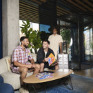 Manu Rico, Fran Herrezuelo y Manuel Betancurt en el <a href="https://www.hotelsone.com/madrid-hotels-es/ocean-drive-madrid.es.html?cur=EUR&uid=37f62bb7-f8c4-47fc-8023-9d12d4cd9c6a&cmpid=22767364247&agid=180844089054&gid=CjwKCAjwxb7RBhA5EiwAQ-AAdHY5oeXlfCkt40nl_pLrUIpQ19NTfyydWSla8Qn9kRC5yst6HOJGQBoC9g0QAvD_BwE&gwbrd=CkEKCQjwornRBhDqARIwABFP2n99YkQVqiLX_fldBsZxN0yTS-ASl4oq9qEO2HHPsp0rbFcn0wL_5mCg3BEIGgJfXw&ggbrd=0AAAAAD4o1Pckie0_OvsXaA_K-bQKLnZ9N&as=g&aid=762596968236&dsti=68688904&dstt=8&nid=1&gclid=CjwKCAjwxb7RBhA5EiwAQ-AAdHY5oeXlfCkt40nl_pLrUIpQ19NTfyydWSla8Qn9kRC5yst6HOJGQBoC9g0QAvD_BwE" target="_blank" rel="noopener">Hotel Ocean Drive Madrid</a>. Foto: Salva Musté. [Manuel lleva camisa y pantalón <a href="https://www.farfetch.com/es/shopping/women/designer-barrow/items.aspx?utm_source=google&utm_medium=cpc&utm_keywordid=389070194&pid=google_search&af_channel=Search&c=23791746609&af_c_id=23791746609&af_siteid=&af_keywords=kwd-345171940488&af_adset_id=197520064482&af_ad_id=806983348727&af_sub1=389070194&is_retargeting=true&gad_source=1&gad_campaignid=23791746609&gbraid=0AAAAADsmKHT-O5qLHFHBbRyQswjS9WziZ&gclid=CjwKCAjwxb7RBhA5EiwAQ-AAdB1_hJDqz0ZfDxVTNkVijKcvRfPO_4x45jqFxQ1-j17eWuXNbYuX4hoCVW8QAvD_BwE" target="_blank" rel="noopener">Barrow</a>, zapatillas <a href="https://www.instagram.com/sorastudio_27/" target="_blank" rel="noopener">Prada Vía Sora Studio</a>; Fran lleva camiseta Guillermo Justicia, chaqueta y short <a href="https://es.diesel.com/es/unisex/promotion/bestseller/?utm_source=google&utm_medium=cpc&utm_campaign=conversion-LOWER_PURC_EMEA_ES-ES_ALW_ADW_BRAN_SRC_INTARGET--Pure+Brand_cross_&utm_content=diesel--e&ds_cid=14744007999&gclsrc=aw.ds&gad_source=1&gad_campaignid=14744007999&gbraid=0AAAAADMWs7VWLyNclJ2e2Cntx12Gu0CrJ&gclid=CjwKCAjwxb7RBhA5EiwAQ-AAdGFXbOZnSEHGDy2bpyZsoeUphIrKR62EWOYrn_muC468RX47XthnQRoCX1kQAvD_BwE" target="_blank" rel="noopener">Diesel</a> y zapatillas <a href="https://www.instagram.com/sorastudio_27/">Prada Vía Sora Studio</a> y Manu lleva chaqueta y pantalón <a href="https://www.lacoste.com/es/?utm_source=google&utm_medium=cpc&utm_campaign=%5BES%5DSRC_BRA_Brand_Trademark&utm_id=1403943723&gad_source=1&gad_campaignid=1403943723&gbraid=0AAAAADfLeFcz5MTG4yITKWQtJXF5BnkqZ&gclid=CjwKCAjwxb7RBhA5EiwAQ-AAdBhB_528XDLPgH0SptpIRN3ckYZf0QWDcI7lUDmS72I7Uch8nec4vRoCX98QAvD_BwE" target="_blank" rel="noopener">Lacoste</a> y zapatillas <a href="https://www.newbalance.es/es" target="_blank" rel="noopener">New Balance</a>]