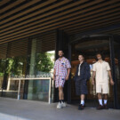 Manu Rico, Fran Herrezuelo y Manuel Betancurt en el <a href="https://www.hotelsone.com/madrid-hotels-es/ocean-drive-madrid.es.html?cur=EUR&uid=37f62bb7-f8c4-47fc-8023-9d12d4cd9c6a&cmpid=22767364247&agid=180844089054&gid=CjwKCAjwxb7RBhA5EiwAQ-AAdHY5oeXlfCkt40nl_pLrUIpQ19NTfyydWSla8Qn9kRC5yst6HOJGQBoC9g0QAvD_BwE&gwbrd=CkEKCQjwornRBhDqARIwABFP2n99YkQVqiLX_fldBsZxN0yTS-ASl4oq9qEO2HHPsp0rbFcn0wL_5mCg3BEIGgJfXw&ggbrd=0AAAAAD4o1Pckie0_OvsXaA_K-bQKLnZ9N&as=g&aid=762596968236&dsti=68688904&dstt=8&nid=1&gclid=CjwKCAjwxb7RBhA5EiwAQ-AAdHY5oeXlfCkt40nl_pLrUIpQ19NTfyydWSla8Qn9kRC5yst6HOJGQBoC9g0QAvD_BwE" target="_blank" rel="noopener">Hotel Ocean Drive Madrid</a>. Foto: Salva Musté. [Manuel lleva camisa y pantalón <a href="https://www.farfetch.com/es/shopping/women/designer-barrow/items.aspx?utm_source=google&utm_medium=cpc&utm_keywordid=389070194&pid=google_search&af_channel=Search&c=23791746609&af_c_id=23791746609&af_siteid=&af_keywords=kwd-345171940488&af_adset_id=197520064482&af_ad_id=806983348727&af_sub1=389070194&is_retargeting=true&gad_source=1&gad_campaignid=23791746609&gbraid=0AAAAADsmKHT-O5qLHFHBbRyQswjS9WziZ&gclid=CjwKCAjwxb7RBhA5EiwAQ-AAdB1_hJDqz0ZfDxVTNkVijKcvRfPO_4x45jqFxQ1-j17eWuXNbYuX4hoCVW8QAvD_BwE" target="_blank" rel="noopener">Barrow</a>, zapatillas <a href="https://www.instagram.com/sorastudio_27/" target="_blank" rel="noopener">Prada Vía Sora Studio</a>; Fran lleva camiseta Guillermo Justicia, chaqueta y short <a href="https://es.diesel.com/es/unisex/promotion/bestseller/?utm_source=google&utm_medium=cpc&utm_campaign=conversion-LOWER_PURC_EMEA_ES-ES_ALW_ADW_BRAN_SRC_INTARGET--Pure+Brand_cross_&utm_content=diesel--e&ds_cid=14744007999&gclsrc=aw.ds&gad_source=1&gad_campaignid=14744007999&gbraid=0AAAAADMWs7VWLyNclJ2e2Cntx12Gu0CrJ&gclid=CjwKCAjwxb7RBhA5EiwAQ-AAdGFXbOZnSEHGDy2bpyZsoeUphIrKR62EWOYrn_muC468RX47XthnQRoCX1kQAvD_BwE" target="_blank" rel="noopener">Diesel</a> y zapatillas <a href="https://www.instagram.com/sorastudio_27/">Prada c Sora Studio</a> y Manu lleva chaqueta y pantalón <a href="https://www.lacoste.com/es/?utm_source=google&utm_medium=cpc&utm_campaign=%5BES%5DSRC_BRA_Brand_Trademark&utm_id=1403943723&gad_source=1&gad_campaignid=1403943723&gbraid=0AAAAADfLeFcz5MTG4yITKWQtJXF5BnkqZ&gclid=CjwKCAjwxb7RBhA5EiwAQ-AAdBhB_528XDLPgH0SptpIRN3ckYZf0QWDcI7lUDmS72I7Uch8nec4vRoCX98QAvD_BwE" target="_blank" rel="noopener">Lacoste</a> y zapatillas <a href="https://www.newbalance.es/es" target="_blank" rel="noopener">New Balance</a>]