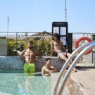 Manu Rico, Fran Herrezuelo y Manuel Betancurt (bailarines de Aitana, Lola Índigo y Chanel) en el <a href="https://www.hotelsone.com/madrid-hotels-es/ocean-drive-madrid.es.html?cur=EUR&uid=37f62bb7-f8c4-47fc-8023-9d12d4cd9c6a&cmpid=22767364247&agid=180844089054&gid=CjwKCAjwxb7RBhA5EiwAQ-AAdHY5oeXlfCkt40nl_pLrUIpQ19NTfyydWSla8Qn9kRC5yst6HOJGQBoC9g0QAvD_BwE&gwbrd=CkEKCQjwornRBhDqARIwABFP2n99YkQVqiLX_fldBsZxN0yTS-ASl4oq9qEO2HHPsp0rbFcn0wL_5mCg3BEIGgJfXw&ggbrd=0AAAAAD4o1Pckie0_OvsXaA_K-bQKLnZ9N&as=g&aid=762596968236&dsti=68688904&dstt=8&nid=1&gclid=CjwKCAjwxb7RBhA5EiwAQ-AAdHY5oeXlfCkt40nl_pLrUIpQ19NTfyydWSla8Qn9kRC5yst6HOJGQBoC9g0QAvD_BwE" target="_blank" rel="noopener">Hotel Ocean Drive Madrid</a>. Foto: Salva Musté. [de izda a dcha, ManueL lleva bañador <a href="https://escollection.es/es/" target="_blank" rel="noopener">Es Collection</a>, Fran lleva bañador Addicted y Manu lleva bañador <a href="https://escollection.es/es/" target="_blank" rel="noopener">Es Collection</a>]