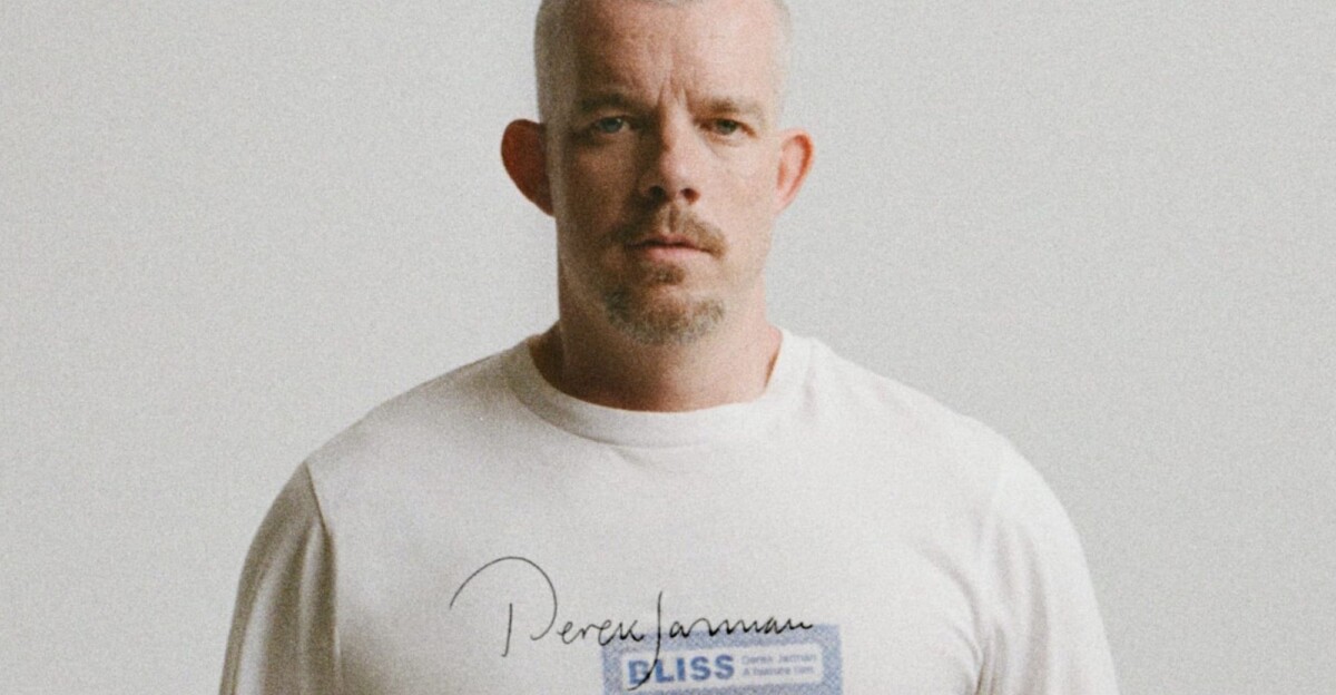 El actor, muy sexi, con su simbólica camiseta.