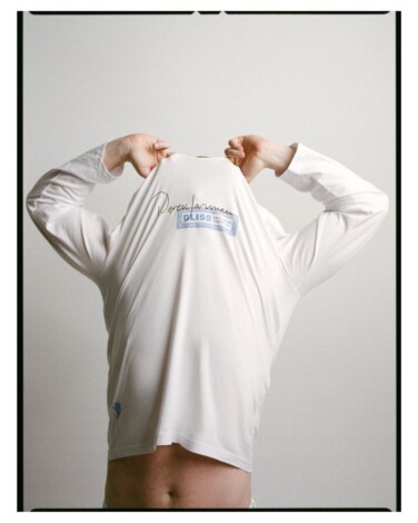 Russell Tovey protagoniza una campaña de camisetas solidarias en el Orgullo LGTBIQ+