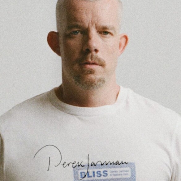 Russell Tovey protagoniza una campaña de camisetas solidarias en el Orgullo LGTBIQ+