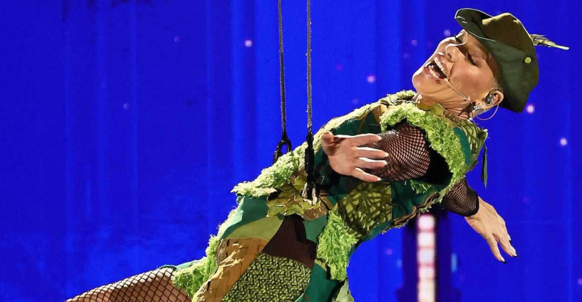 P!nk, la encargada de presentar la gala, sorprendió con una de sus apariciones por los aires.