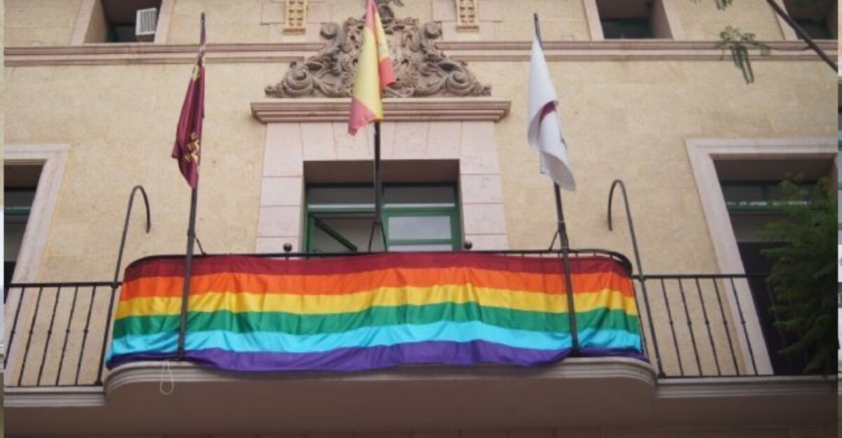 La bandera queer adornando Totana.