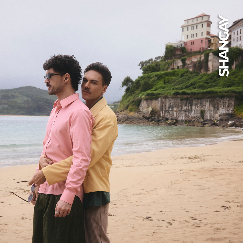 Joshua Velázquez y Alberto Jiménez en su primer reportaje como pareja en Asturias. Joshua lleva camisa <a href="https://es.sandro-paris.com/" target="_blank" rel="noopener">Sandro</a>, bermudas <a href="https://lemachet.com/" target="_blank" rel="noopener">Lemachet</a>, zapatos Hune y gafas <a href="https://carlmartincm.com/" target="_blank" rel="noopener">Carl Martin</a>. Alberto lleva cazadora <a href="https://es.sandro-paris.com/" target="_blank" rel="noopener">Sandro</a>, camisa <a href="https://www.adolfodominguez.com/site-selector" target="_blank" rel="noopener">Adolfo Domínguez</a>, pantalón <a href="https://www.yuxus.com/" target="_blank" rel="noopener">YUXUS</a> y gafas <a href="https://carlmartincm.com/" target="_blank" rel="noopener">Carl Martin</a>.