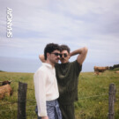 Joshua Velázquez y Alberto Jiménez en su primer reportaje como pareja en Asturias. Joshua lleva camisa <a href="https://www.antonymorato.com/es/" target="_blank" rel="noopener">Antony Morato</a>, pantalón <a href="https://www.adolfodominguez.com/site-selector" target="_blank" rel="noopener">Adolfo Domínguez</a> y gafas <a href="https://carlmartincm.com/" target="_blank" rel="noopener">Carl Martin</a>. Alberto lleva conjunto <a href="https://www.adolfodominguez.com/site-selector" target="_blank" rel="noopener">Adolfo Domínguez</a> y zapatillas <a href="https://www.oddabrand.com/" target="_blank" rel="noopener">Odda Brand</a>.