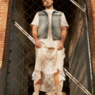El actor Daniel Cabrera lleva chaleco Pull&Bear, camisa Mango, falda Stradivarius y botines Pull&Bear.