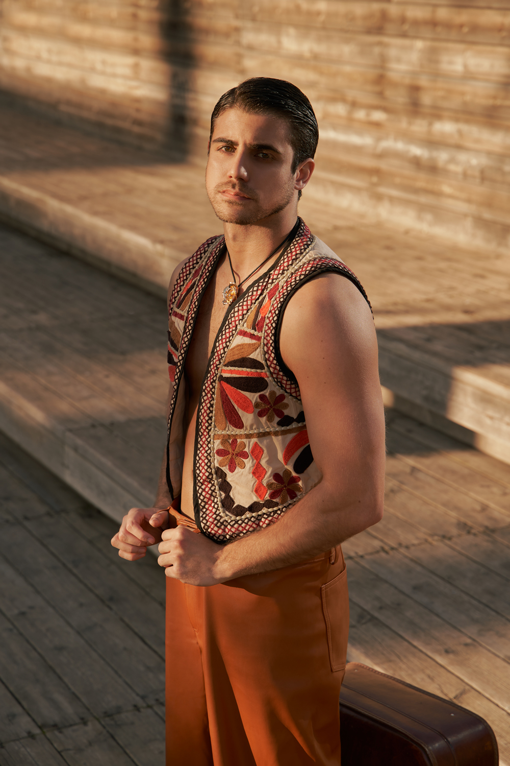 El actor Daniel Cabrera lleva corbata bolo Stradivarius, chaleco Sfera, pantalón Stradivarius y botines Jack&Jones.