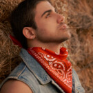 El actor Daniel Cabrera lleva pañuelo H&M, chaleco Pull&Bear, peto Lee y botines Pull&Bear.