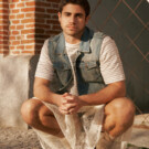 El actor Daniel Cabrera lleva chaleco Pull&Bear, camisa Mango, falda Stradivarius y botines Pull&Bear.