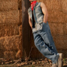 El actor Daniel Cabrera lleva pañuelo H&M, chaleco Pull&Bear, peto Lee y botines Pull&Bear.