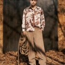 El actor Daniel Cabrera lleva sombrero Parfois, camisa Zara, pantalón Pull&Bear y botines Pull&Bear.
