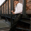 El actor Daniel Cabrera lleva pañuelo Mango, camisa Mangi, pantalón Pull&Bear y botines Jack&Jones.