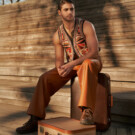 El actor Daniel Cabrera lleva corbata bolo Stradivarius, chaleco Sfera, pantalón Stradivarius y botines Jack&Jones.