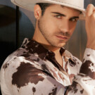 El actor Daniel Cabrera lleva sombrero Parfois, camisa Zara, pantalón Pull&Bear y botines Pull&Bear.