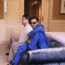 Joshua Velázquez y Alberto Jiménez en su primer reportaje como pareja en Asturias. Joshua lleva camisa <a href="https://www.antonymorato.com/es/" target="_blank" rel="noopener">Antony Morato, </a>y pantalón <a href="https://www.yuxus.com/" target="_blank" rel="noopener">YUXUS</a>. Alberto lleva traje <a href="https://www.palomasuarez.com/" target="_blank" rel="noopener">Paloma Suárez</a>, top <a href="https://www.adolfodominguez.com/site-selector" target="_blank" rel="noopener">Adolfo Domínguez</a>, zapatillas Adidas y gafas <a href="https://carlmartincm.com/" target="_blank" rel="noopener">Carl Martin</a>.