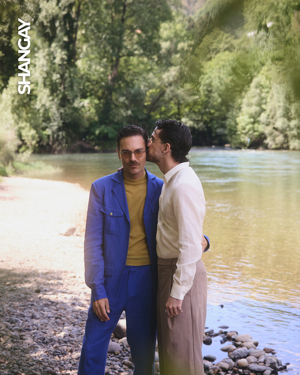 Joshua Velázquez y Alberto Jiménez en su primer reportaje como pareja en Asturias. Joshua lleva camisa <a href="https://www.antonymorato.com/es/" target="_blank" rel="noopener">Antony Morato, </a>y pantalón <a href="https://www.yuxus.com/" target="_blank" rel="noopener">YUXUS</a>. Alberto lleva traje <a href="https://www.palomasuarez.com/" target="_blank" rel="noopener">Paloma Suárez</a>, top <a href="https://www.adolfodominguez.com/site-selector" target="_blank" rel="noopener">Adolfo Domínguez</a>, zapatillas Adidas y gafas <a href="https://carlmartincm.com/" target="_blank" rel="noopener">Carl Martin</a>.