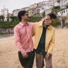 Joshua Velázquez y Alberto Jiménez en su primer reportaje como pareja en Asturias. Joshua lleva camisa <a href="https://es.sandro-paris.com/" target="_blank" rel="noopener">Sandro</a>, bermudas <a href="https://lemachet.com/" target="_blank" rel="noopener">Lemachet</a>, zapatos Hune y gafas <a href="https://carlmartincm.com/" target="_blank" rel="noopener">Carl Martin</a>. Alberto lleva cazadora <a href="https://es.sandro-paris.com/" target="_blank" rel="noopener">Sandro</a>, camisa <a href="https://www.adolfodominguez.com/site-selector" target="_blank" rel="noopener">Adolfo Domínguez</a>, pantalón <a href="https://www.yuxus.com/" target="_blank" rel="noopener">YUXUS</a> y gafas <a href="https://carlmartincm.com/" target="_blank" rel="noopener">Carl Martin</a>.