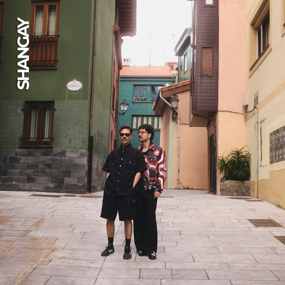 Joshua Velázquez y Alberto Jiménez en su primer reportaje como pareja en Asturias. Joshua lleva lleva cazadora, camiseta y pantalón <a href="https://www.palomasuarez.com/" target="_blank" rel="noopener">Paloma Suárez</a> y gafas <a href="https://carlmartincm.com/" target="_blank" rel="noopener">Carl Martin</a>. Alberto lleva conjunto <a href="https://tommazo.com/" target="_blank" rel="noopener">Tommazo</a> y gafas <a href="https://carlmartincm.com/" target="_blank" rel="noopener">Carl Martin</a>.