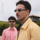 Joshua Velázquez y Alberto Jiménez en su primer reportaje como pareja en Asturias. Joshua lleva camisa <a href="https://es.sandro-paris.com/" target="_blank" rel="noopener">Sandro</a>, bermudas <a href="https://lemachet.com/" target="_blank" rel="noopener">Lemachet</a>, zapatos Hune y gafas <a href="https://carlmartincm.com/" target="_blank" rel="noopener">Carl Martin</a>. Alberto lleva cazadora <a href="https://es.sandro-paris.com/" target="_blank" rel="noopener">Sandro</a>, camisa <a href="https://www.adolfodominguez.com/site-selector" target="_blank" rel="noopener">Adolfo Domínguez</a>, pantalón <a href="https://www.yuxus.com/" target="_blank" rel="noopener">YUXUS</a> y gafas <a href="https://carlmartincm.com/" target="_blank" rel="noopener">Carl Martin</a>.