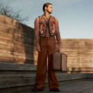 El actor Daniel Cabrera lleva corbata bolo Stradivarius, chaleco Sfera, pantalón Stradivarius y botines Jack&Jones.