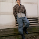 El actor Daniel Cabrera lleva camisa de Zara, peto Lee, botas de Bershka y sombrero Parfois.