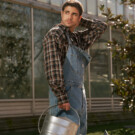 El actor Daniel Cabrera lleva camisa de Zara, peto Lee, botas de Bershka y sombrero Parfois.