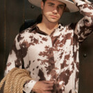 El actor Daniel Cabrera lleva sombrero Parfois, camisa Zara, pantalón Pull&Bear y botines Pull&Bear.
