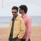 Joshua Velázquez y Alberto Jiménez en su primer reportaje como pareja en Asturias. Joshua lleva camisa <a href="https://es.sandro-paris.com/" target="_blank" rel="noopener">Sandro</a>, bermudas <a href="https://lemachet.com/" target="_blank" rel="noopener">Lemachet</a>, zapatos Hune y gafas <a href="https://carlmartincm.com/" target="_blank" rel="noopener">Carl Martin</a>. Alberto lleva cazadora <a href="https://es.sandro-paris.com/" target="_blank" rel="noopener">Sandro</a>, camisa <a href="https://www.adolfodominguez.com/site-selector" target="_blank" rel="noopener">Adolfo Domínguez</a>, pantalón <a href="https://www.yuxus.com/" target="_blank" rel="noopener">YUXUS</a> y gafas <a href="https://carlmartincm.com/" target="_blank" rel="noopener">Carl Martin</a>.