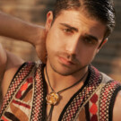 El actor Daniel Cabrera lleva corbata bolo Stradivarius, chaleco Sfera, pantalón Stradivarius y botines Jack&Jones.