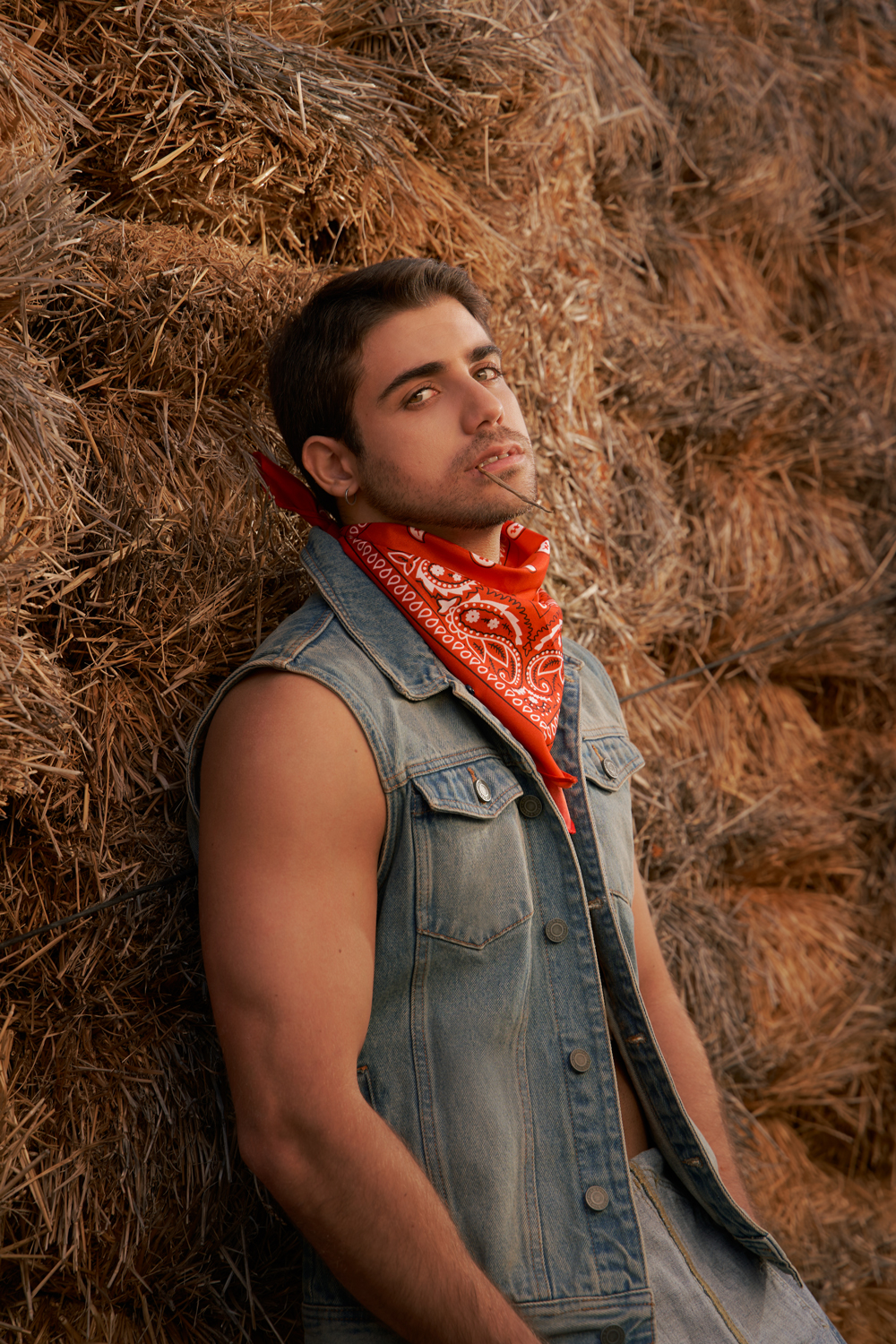El actor Daniel Cabrera lleva pañuelo H&M, chaleco Pull&Bear, peto Lee y botines Pull&Bear.