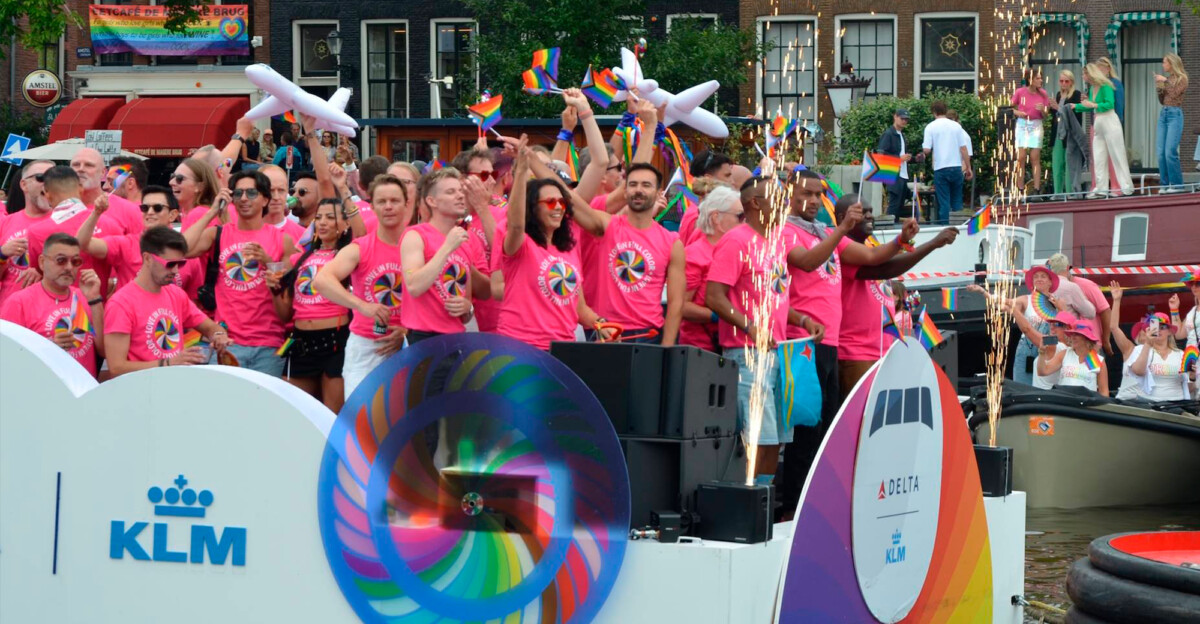 Orgullo de Ámsterdam junto a KLM.