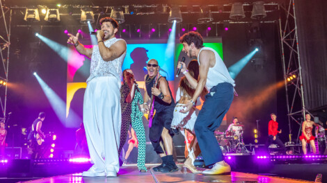 Los artistas interpretan el himno para cerrar el Orgullo 2026.