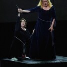 Saioa Hernández (Leonora), Mar Morán (Inés) en 'Il trovatore' en el Teatro Real. Foto: Javier del Real.