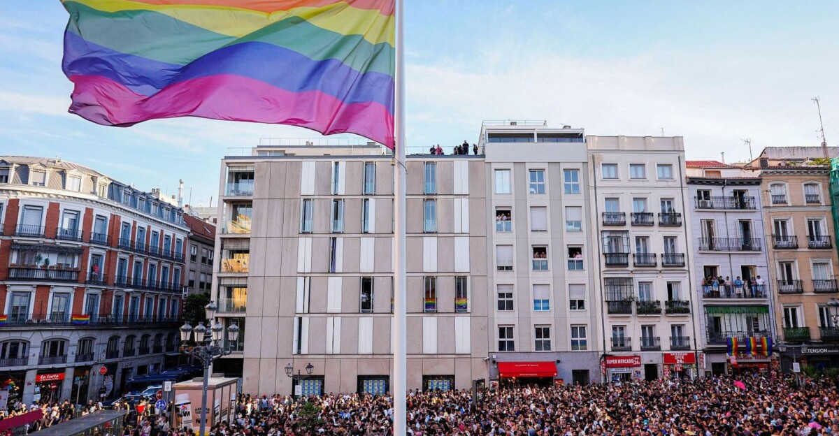 Vox quiere eliminar la bandera LGTBIQ+ de la plaza Pedro Zerolo y sustituirla por una de España