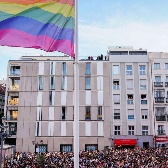 Vox quiere eliminar la bandera LGTBIQ+ de la plaza Pedro Zerolo y sustituirla por una de España