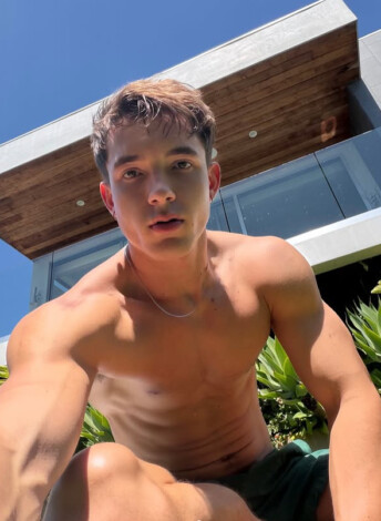 El joven acumula miles de likes en sus redes con sus selfies.