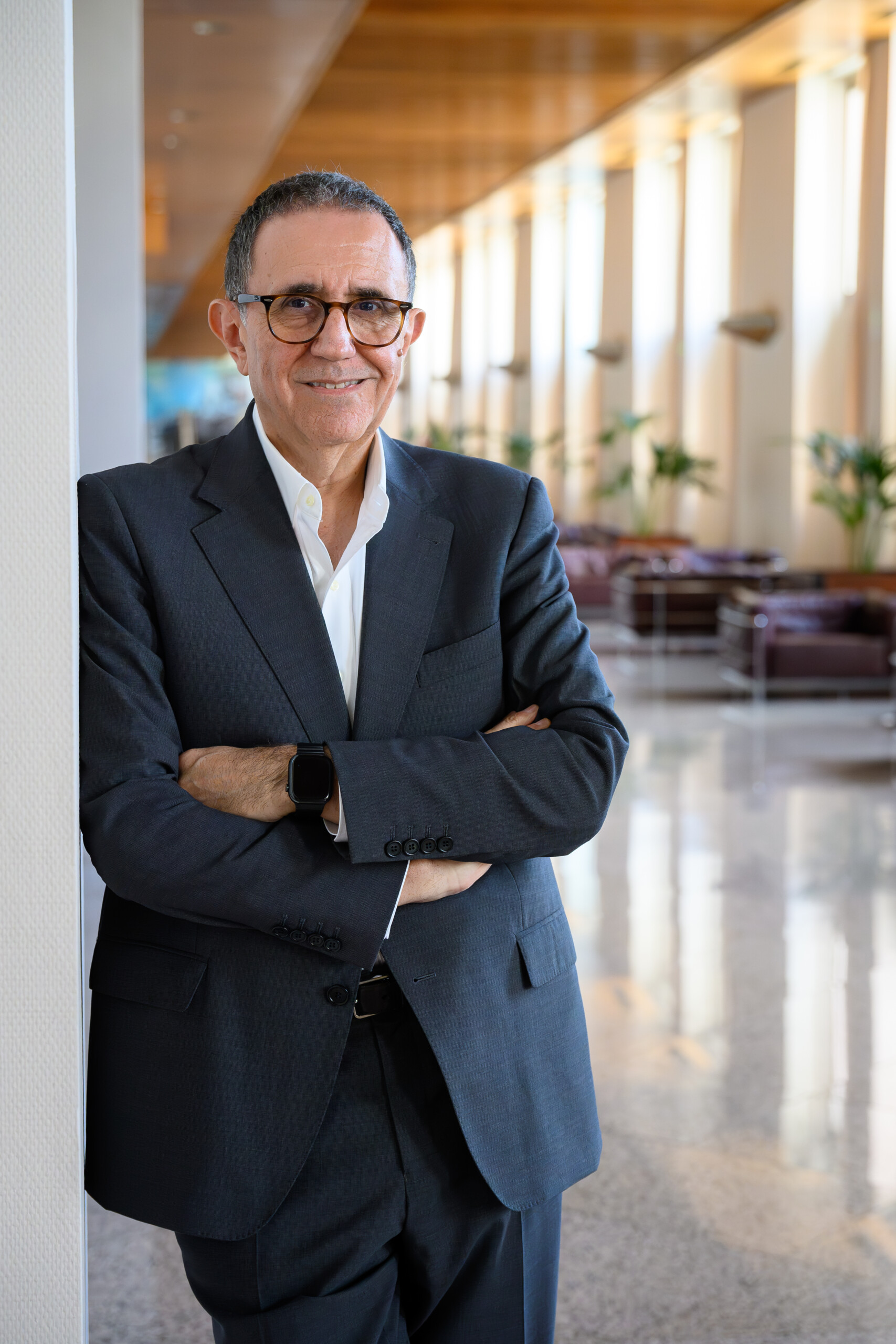 Félix Palomero posa en el Auditorio Nacional, sede de la OCNE. Foto: Rafa Martín.